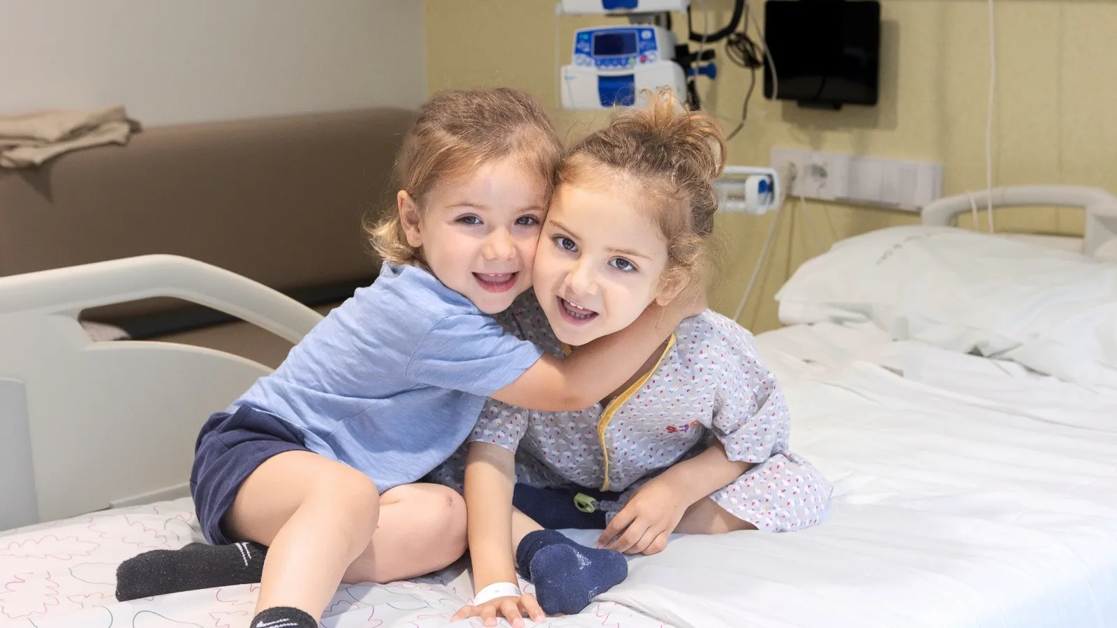 Пациент педиатрического онкологического центра SJD со своей сестрой в палате — больница Sant Joan de Déu Barcelona Пациент педиатрического онкологического центра SJD со своей сестрой в палате — больница Sant Joan de Déu Barcelona