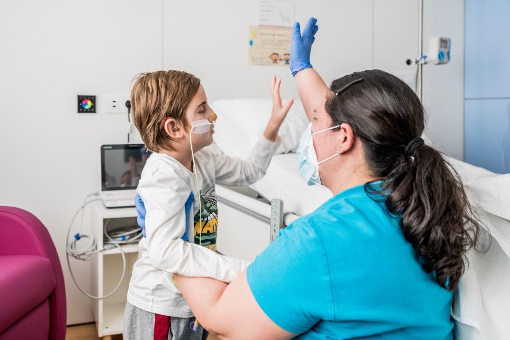 Especialista en rehabilitación atiende a un paciente en la Casa de Sofía del Hospital Sant Joan de Déu