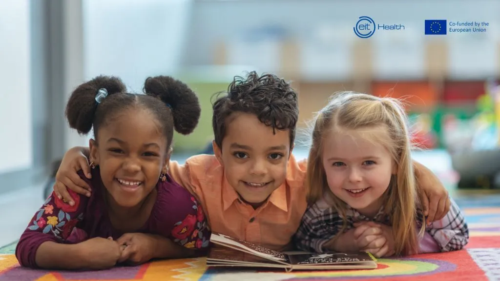 Imagen promocional del programa Wild Card de EIT Health Tres niños de distintos orígenes sonríen a cámara
