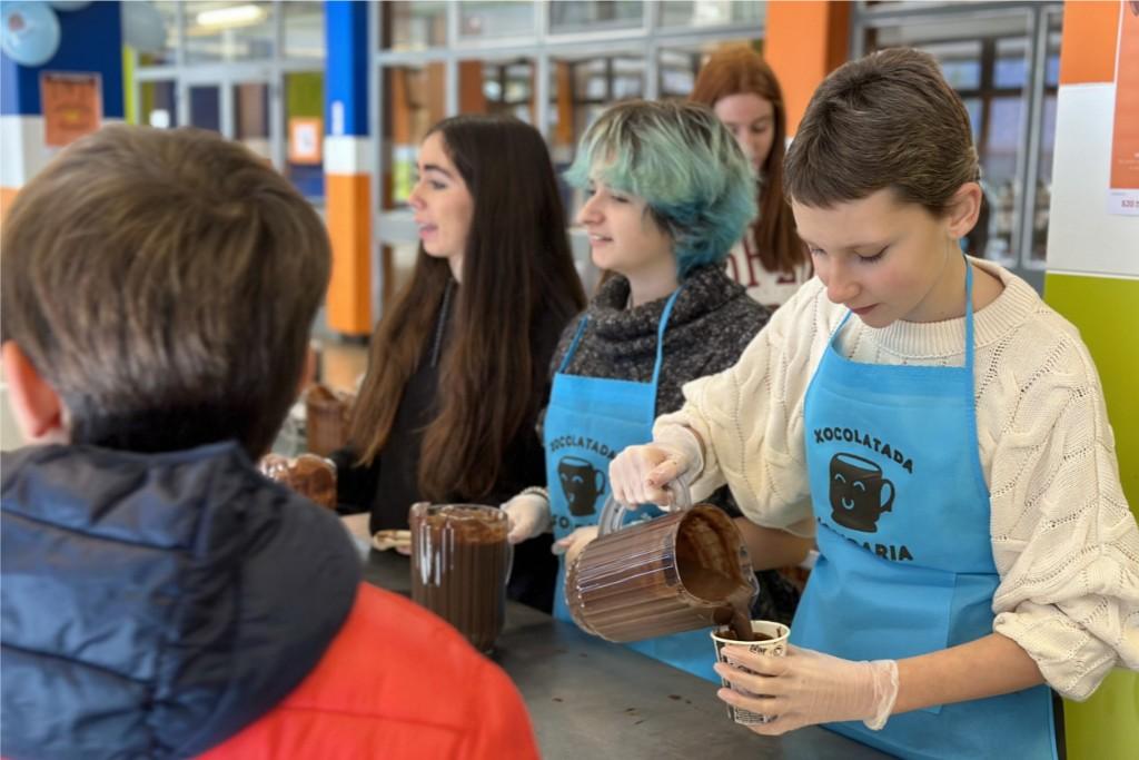 Alumnos de un instituto sirviendo vasos de chocolate caliente