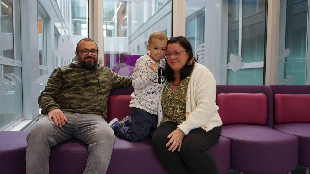 Nico Fortuna con sus padres en el SJD Pediatric Cancer Center Barcelona