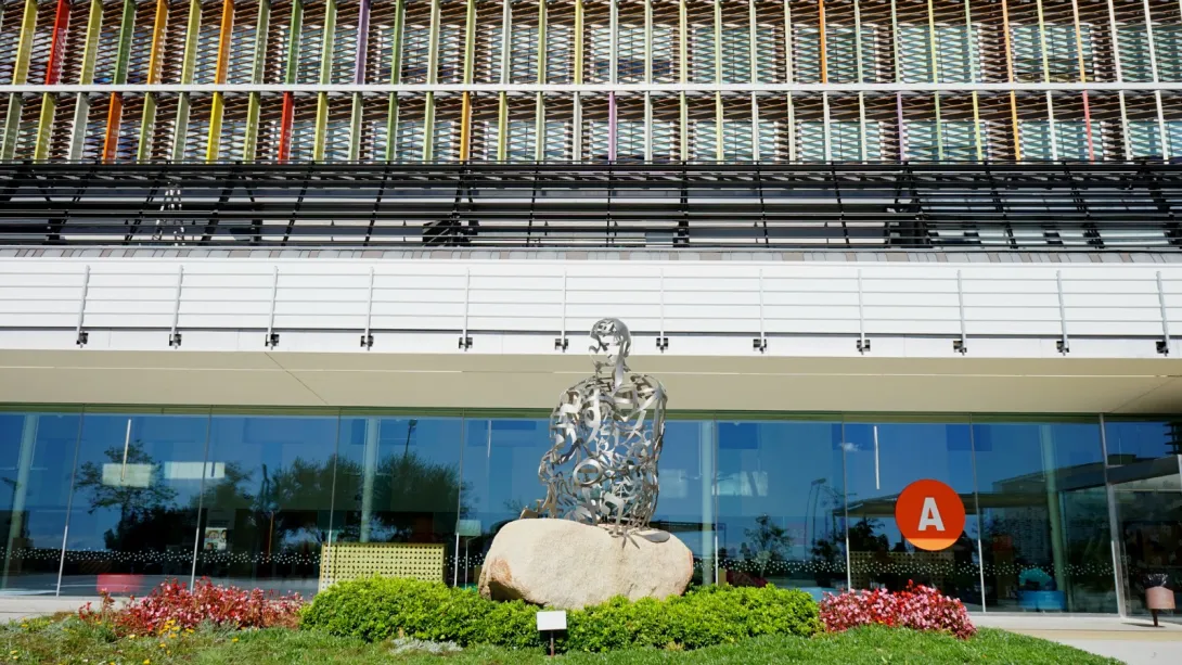 External façade with statue of Jaume Plensa at the SJD Barcelona Children's Hospital External façade with statue of Jaume Plensa at the SJD Barcelona Children's Hospital