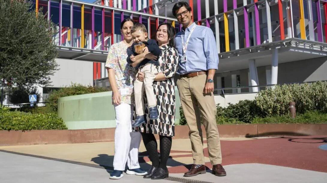 SJD Pediatric Cancer Center oncology patient with clinical team SJD Pediatric Cancer Center oncology patient with clinical team