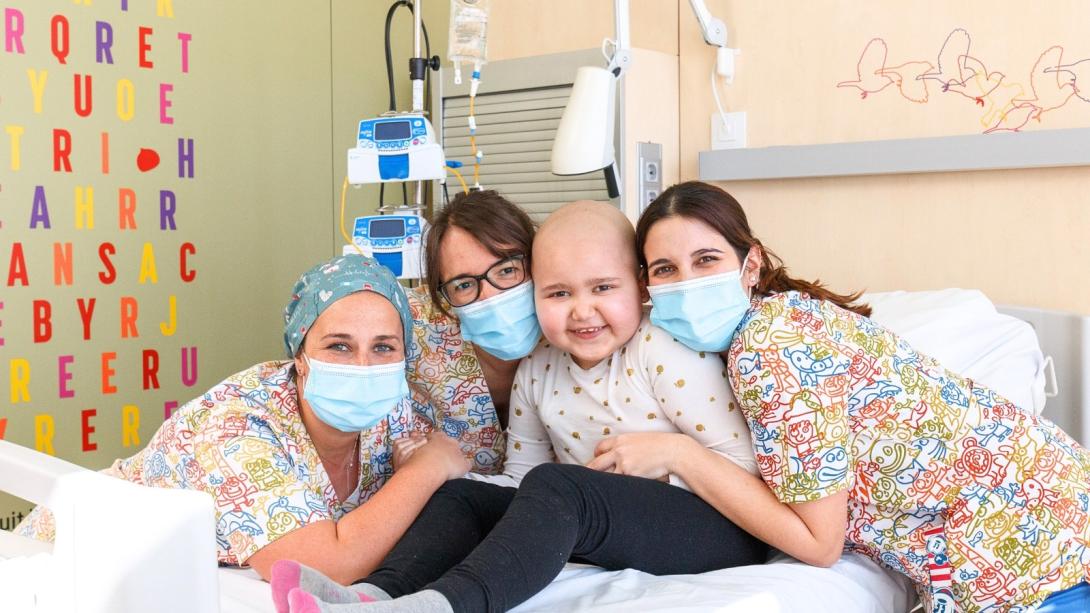 Paciente y enfermeras del SJD Pediatric Cancer Center Barcelona