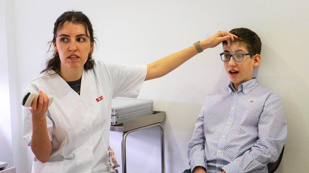 Момент проверки зрения Ориола в один из визитов в госпитале SJD Barcelona Children's Hospital в Барселоне, когда его смогли осмотреть сразу различные специалисты.