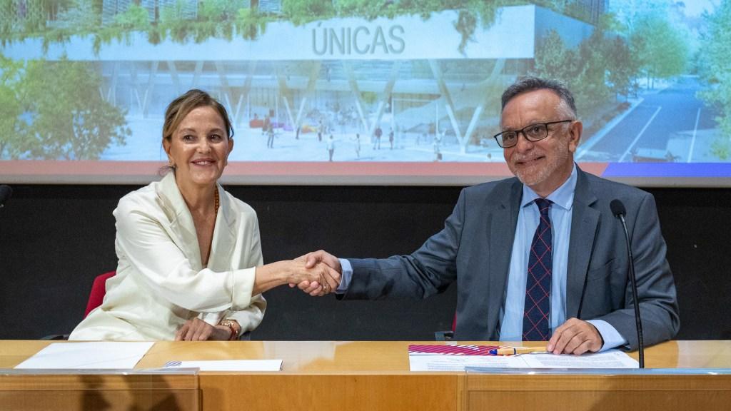 Moment de la signatura del conveni entre l'Hospital Sant Joan de Déu Barcelona i la Fundación Amancio Ortega
