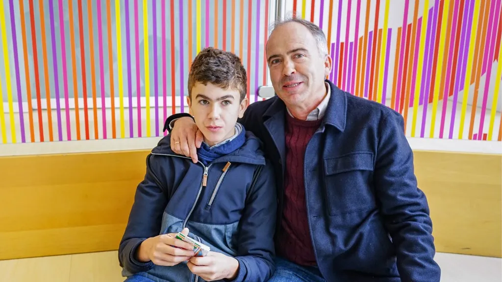 Jaime, with his father Fernando, on a visit to the the SJD Barcelona Children’s Hospital Jaime, with his father Fernando, on a visit to the the SJD Barcelona Children’s Hospital
