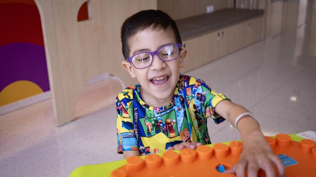 Isaías jugando durante su estancia en el Hospital Sant Joan de Deú