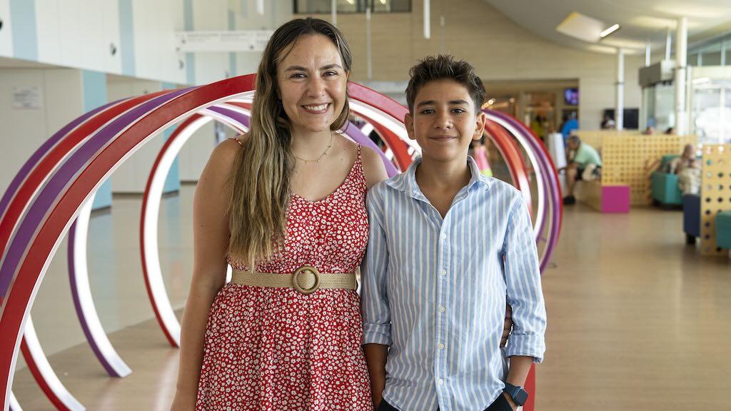 Quique with his mother at the SJD Barcelona Children's Hospital