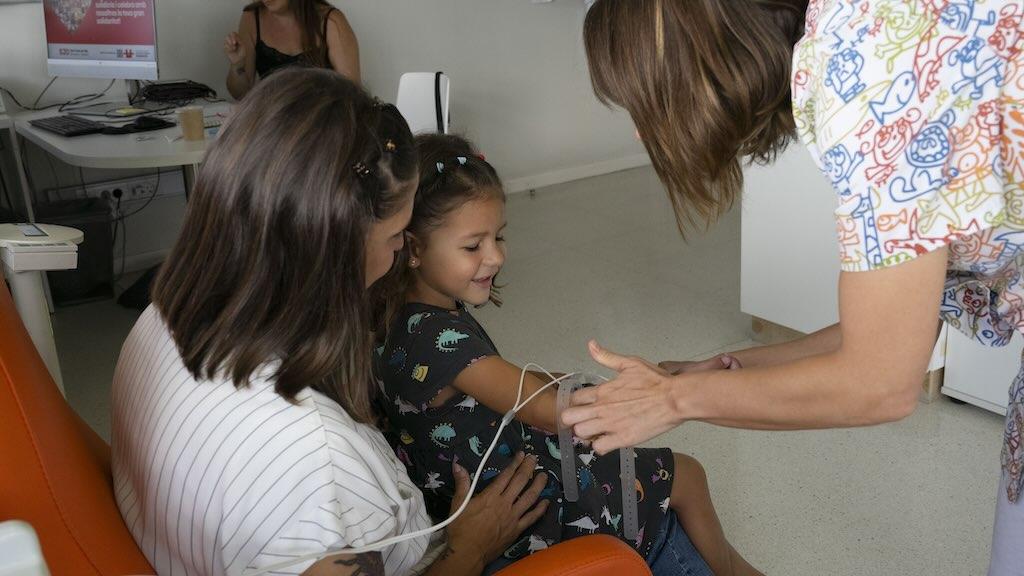 Una nena rebent el tractament per la fibrosi quística a l'Hospital Sant Joan de Déu Barcelona