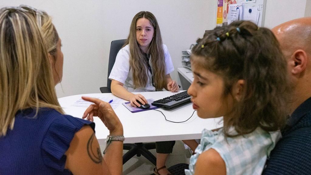 Una familia recibiendo asesoramiento sobre el síndrime Pitt Hopkins en Sant Joan de Déu