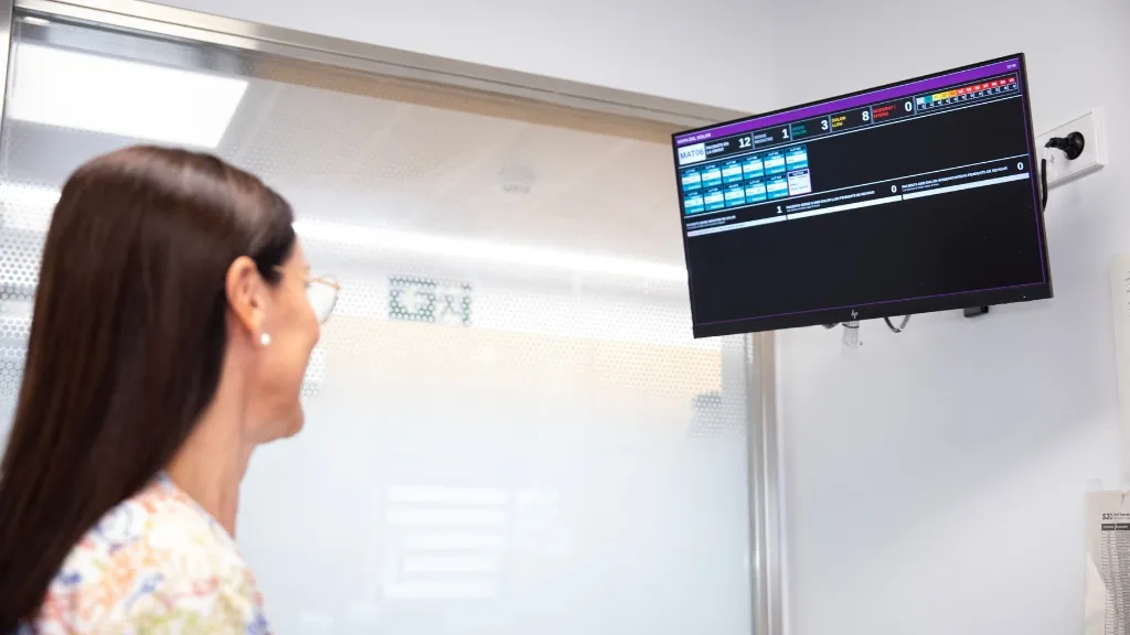Enfermera controlando los indicadores del mapa de dolor - Hospital Sant Joan de Déu Barcelona Enfermera controlando los indicadores del mapa de dolor - Hospital Sant Joan de Déu Barcelona