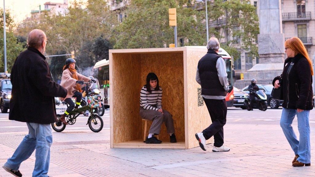 Chica aislada dentro de una caja de madera - Henka, Hospital Sant Joan de Déu Barcelona