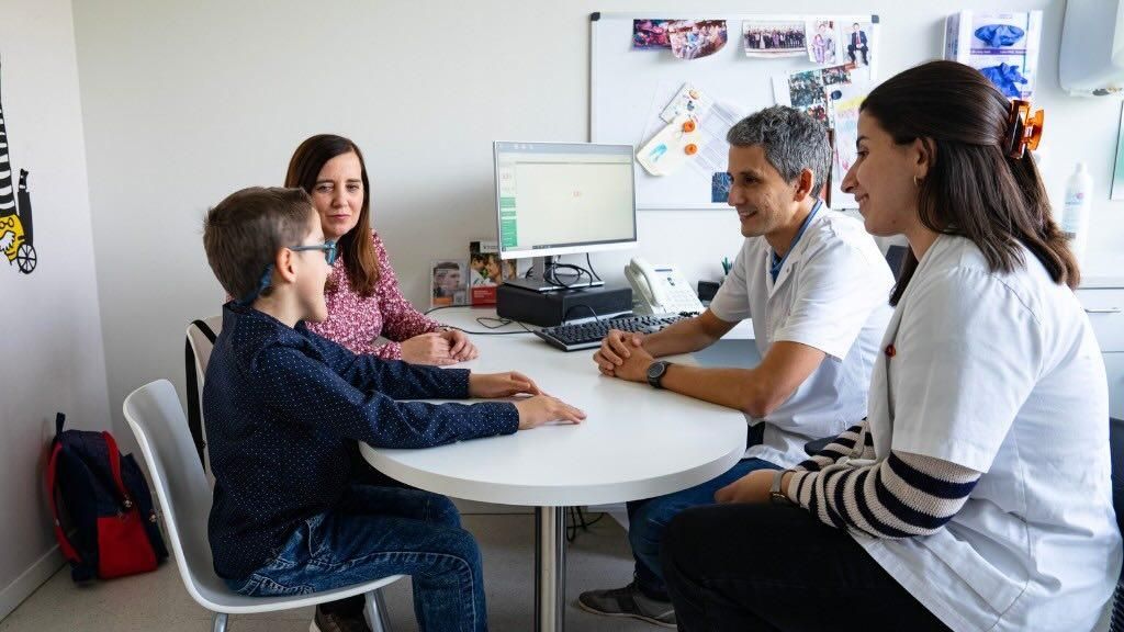 Daniel Natera, neurologist at the Neuromuscular Diseases Unit, Berta Estevez, researcher at the Sant Joan de Déu Research Institute, Martí, patient at the SJD Barcelona Children's Hospital, and his mother Pilar.