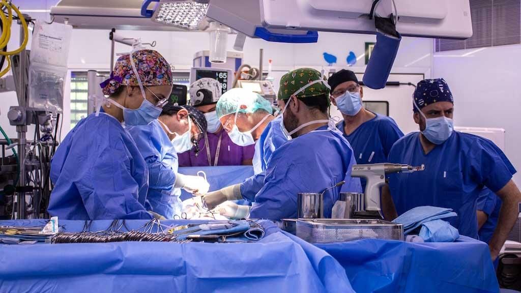 Equip de cirurgia de Sant Joan de Déu durant la intervenció un nadó per una doble patologia