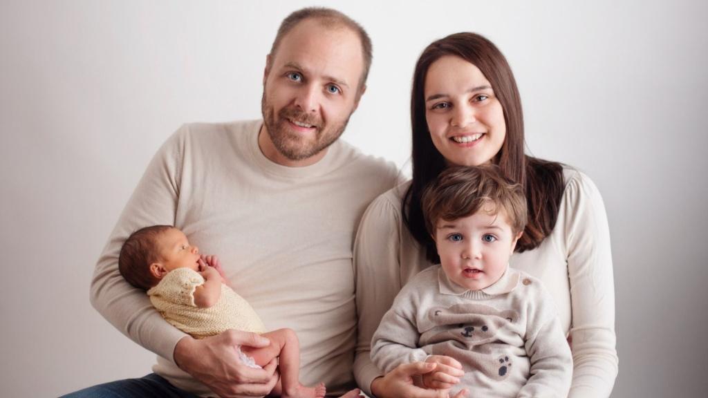 Anna, paciente del programa de preservación de tejido ovárico del Hospital Sant Joan de Déu Barcelona, y su familia