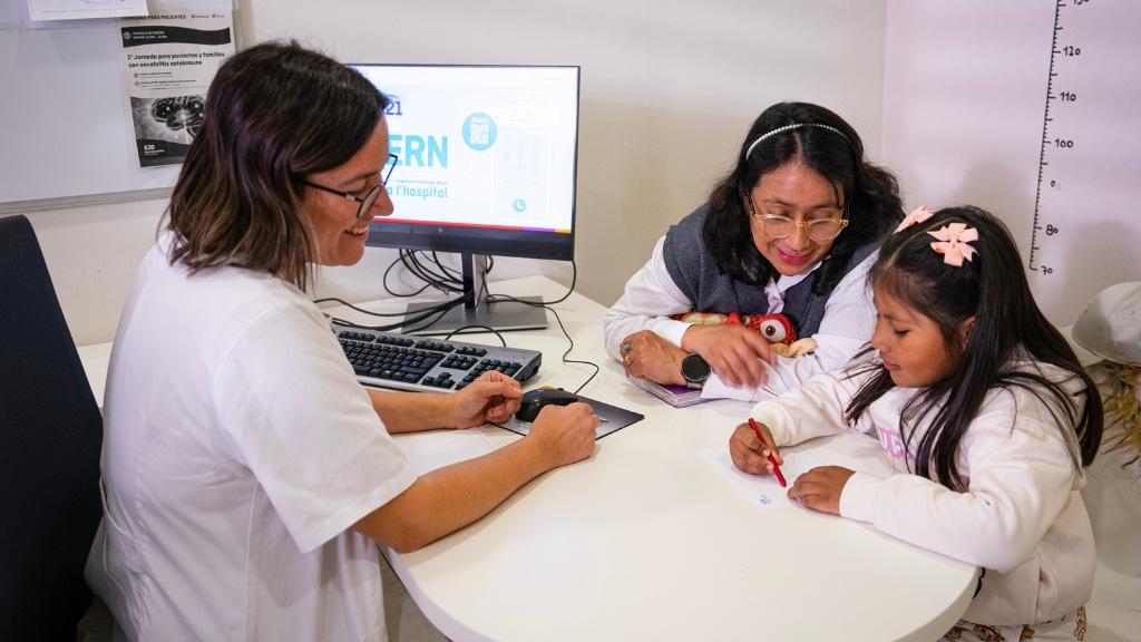 Dr. Thais Armangué visiting a patient with encephalitis at SJD Barcelona Children's Hospital