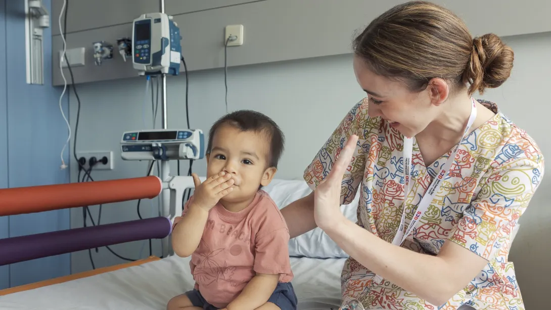Un paciente con una enfermera en el Hospital Sant Joan de Déu Barcelona Un paciente con una enfermera en el Hospital Sant Joan de Déu Barcelona