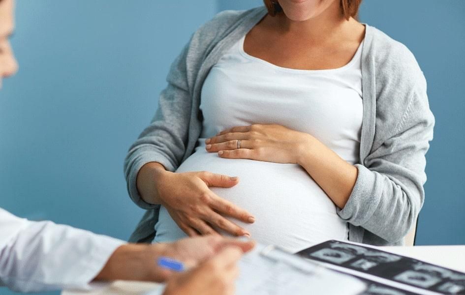 Bebés de mujeres embarazadas y con Covid pueden presentar
