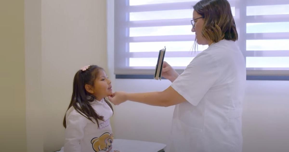 La Dra. Thais Anrmangué visitando a una paciente del Hospital