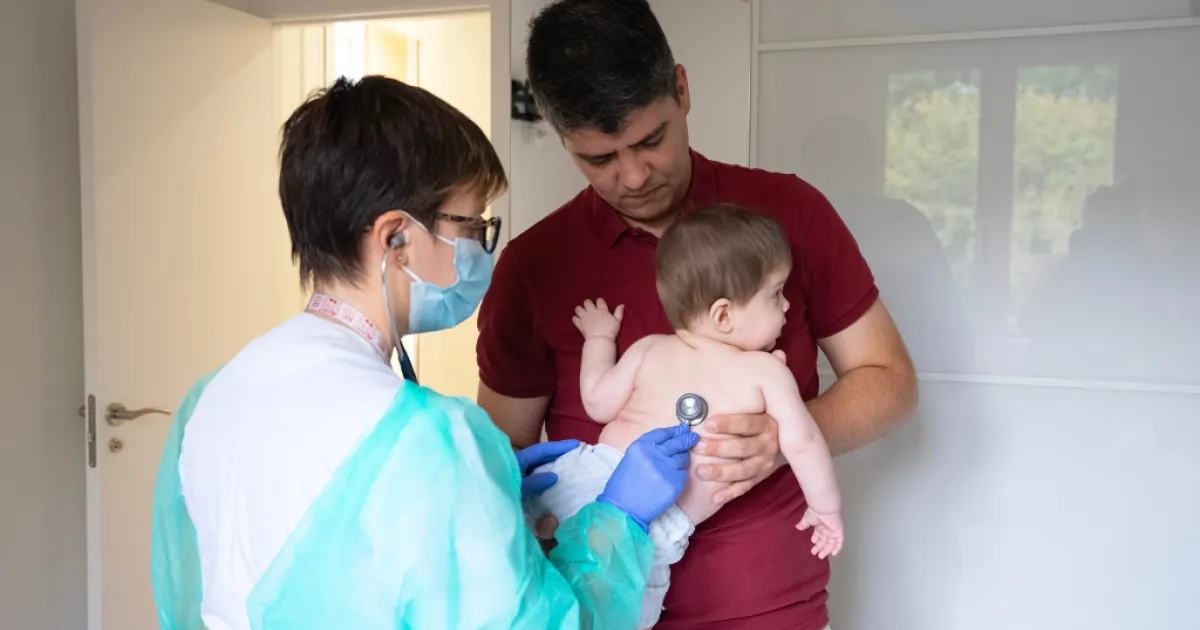 Dra. Astrid Batlle visitando un paciente en casa, programa SJD en Casa - Hospital Sant Joan de Déu Barcelona Dra. Astrid Batlle visitando un paciente en casa, programa SJD en Casa - Hospital Sant Joan de Déu Barcelona