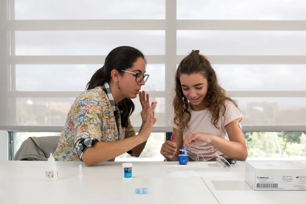 Una enfermera explica el funcionamiento de una bomba de insulina a una paciente en el Hospital Sant Joan de Déu Barcelona