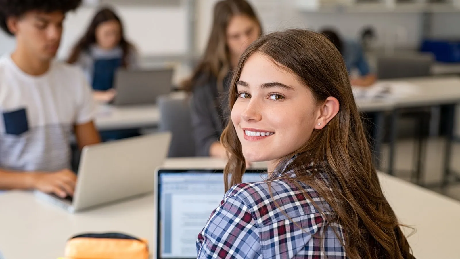 Estudiant a l'aula. Foto:Ridofranz (Henka) Estudiant a l'aula. Foto:Ridofranz (Henka)