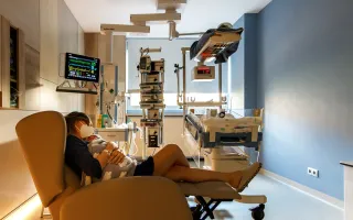 Madre con bebé en box del Servicio de Neonatología ”Madre con bebé en box del Servicio de Neonatología del Hospital Sant Joan de Déu Barcelona