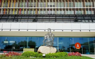 External façade with statue of Jaume Plensa at the SJD Barcelona Children's Hospital External façade with statue of Jaume Plensa at the SJD Barcelona Children's Hospital