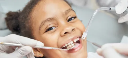 Niña en tratamiento de odontología Niña en tratamiento de odontología
