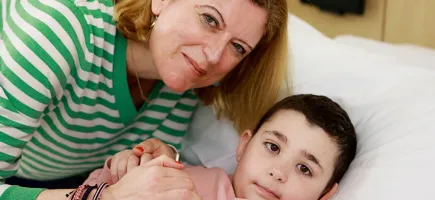 Mare i filla a l'habitació de l'Hospital Sant Joan de Déu Barcelona Mare i filla a l'habitació de l'Hospital Sant Joan de Déu Barcelona