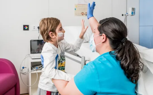 Especialista en rehabilitación atiende a un paciente en la Casa de Sofía del Hospital Sant Joan de Déu