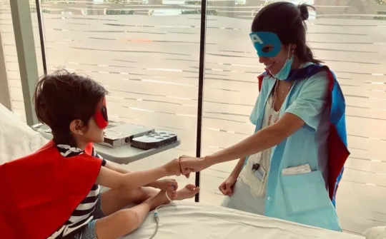 Simón with Sònia Tordera from the SJD Barcelona Children's Hospital Child Life team. Simón with Sònia Tordera from the SJD Barcelona Children's Hospital Child Life team.