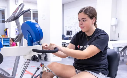 Pacient fent exercicis de recuperació a l'Hospital Sant Joan de Déu Barcelona Pacient fent exercicis de recuperació a l'Hospital Sant Joan de Déu Barcelona