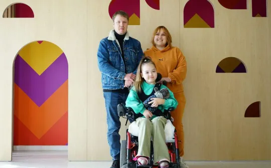 Орися с родителями в игровой комнате госпитале SJD Barcelona Children's Hospital