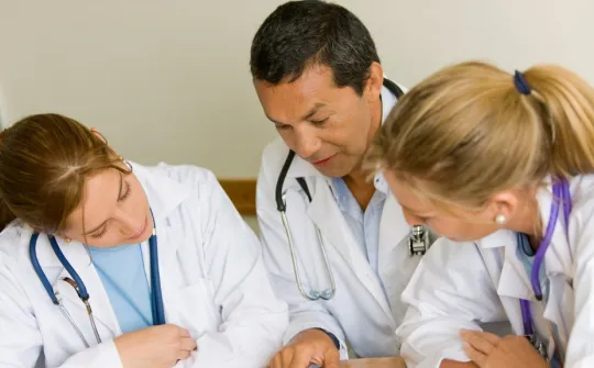 Reunió d'equip mèdic - Imatge il·lustrativa - Hospital Sant Joan de Déu Barcelona Reunió d'equip mèdic - Imatge il·lustrativa - Hospital Sant Joan de Déu Barcelona