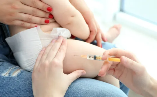 Foto ilustrativa de cómo se administra la inmunización contra el virus respiratorio sincicial (VRS). Foto ilustrativa campaña VRS