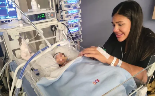 Nicole with her daughter in the NICU at the SJD Barcelona Children's Hospital Nicole with her daughter in the NICU at the SJD Barcelona Children's Hospital