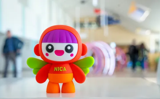 Nica en la entrada del Hospital Sant Joan de Déu Nica en la entrada del Hospital Sant Joan de Déu