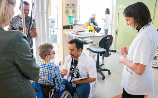 Clinical Research Unit professionals with a patient and his family. Clinical Research Unit professionals with a patient and his family.