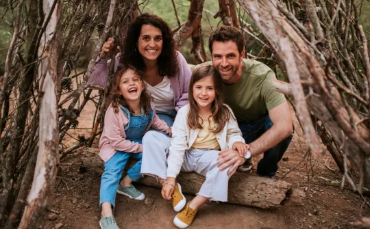 Нурия, педиатрическая пациентка с глютаровой ацидурией, и ее семья. Нурия, педиатрическая пациентка с глютаровой ацидурией, и ее семья.