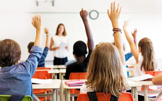 Niños y niñas en una escuela Niños y niñas en una escuela