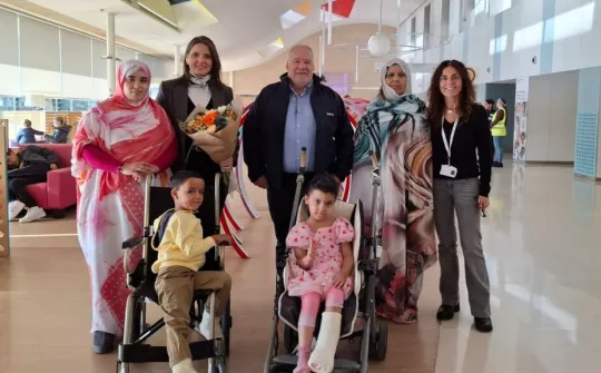 Representants de l’empresa Agefred amb dos pacients del programa Cuida’m. Representants de l’empresa Agefred amb dos pacients del programa Cuida’m