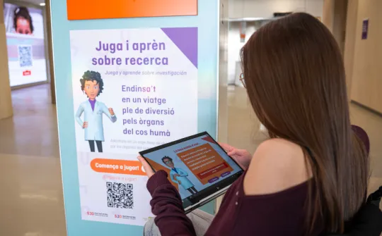 Una paciente disfrutando de la experiencia Juega y aprende sobre investigación en Sant Joan de Déu Paciente Juega y aprende sobre investigación Sant Joan de Déu