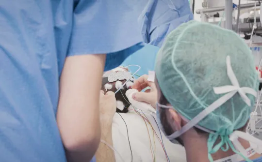 Beating Brain en Sant Joan de Déu Profesionales de Sant Joan de Déu monitorizando el cerebro de un paciente pediátrico