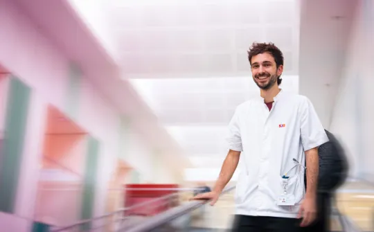David Cabrero haciendo la entrevista para los residentes 2026 residentes 2026 sant joan de deu pediatría médico interno