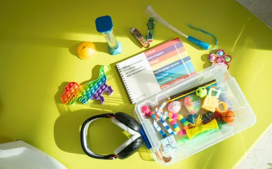 Guía de bienvenida a Urgencias para niños con neurodiversidad y kit de objetos sensoriales guía urgencias neurodiversidad kit sensorial