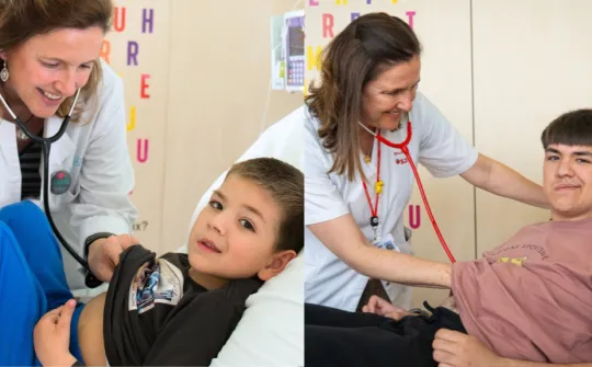 La Dra. Laia Alsina visitando a Joan, un paciente con una IDP laia alsina paciente inmunodeficiencia primaria sant joan de deu