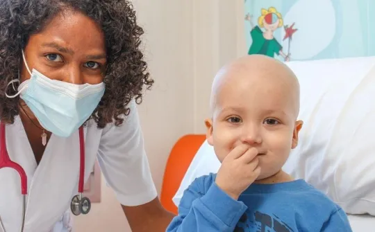 Онкологический пациент в госпитале SJD Barcelona Children’s Hospital Ребенок на консультации у специалиста госпиталя SJD Barcelona Children’s Hospital