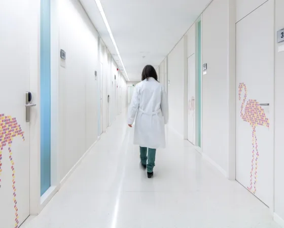 Profesional sanitario en un pasillo del Hospital Sant Joan de Déu Barcelona